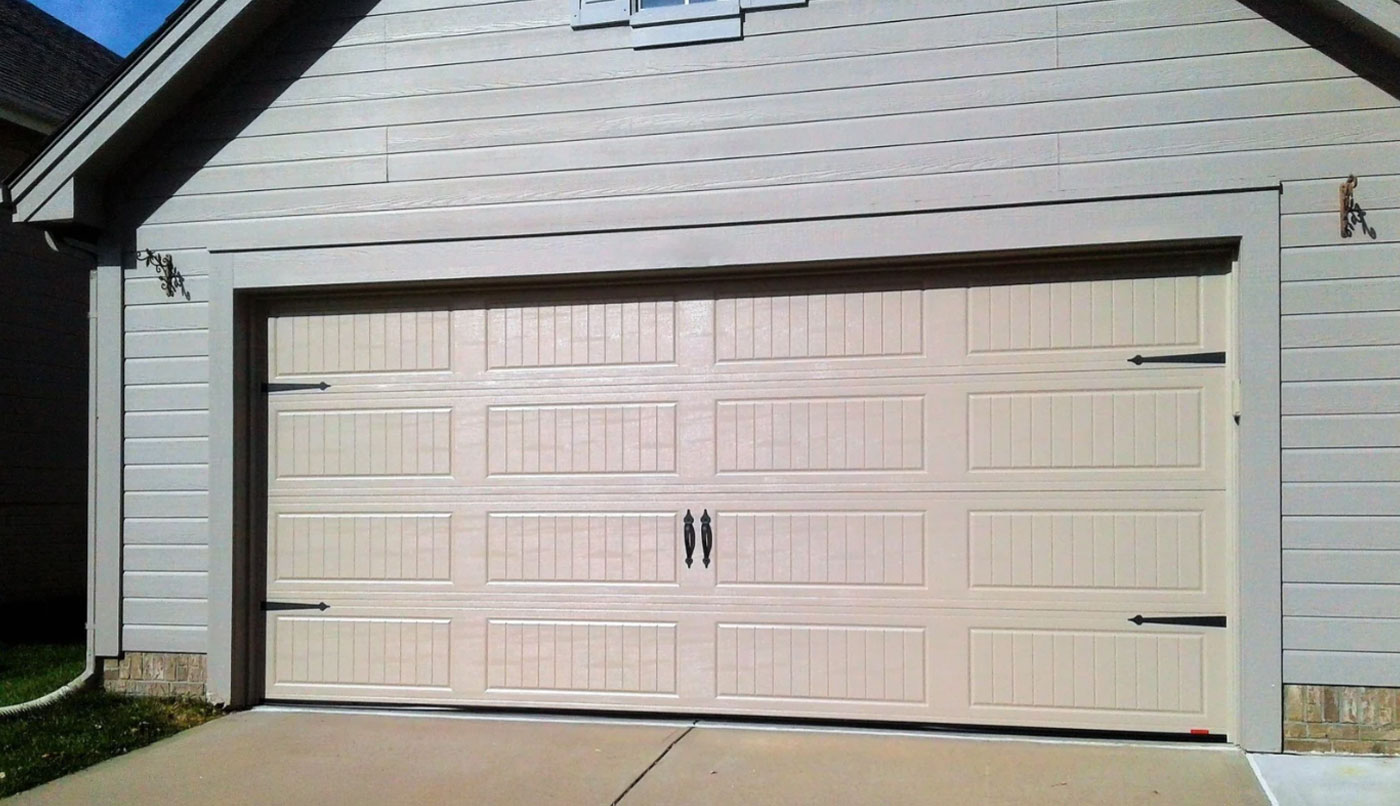North Hatley LP garage door