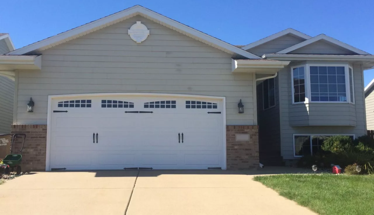 North Hatley LP garage door, Ice White